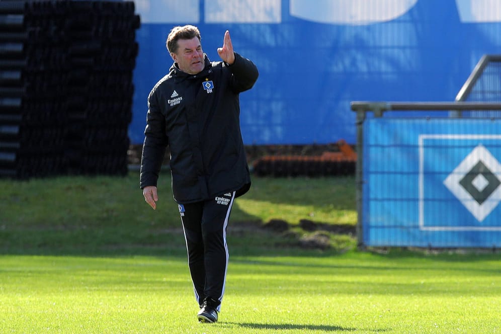 Trainer Dieter Hecking gestikuliert: Für den Hamburger SV steht eine Geisterpartie an.