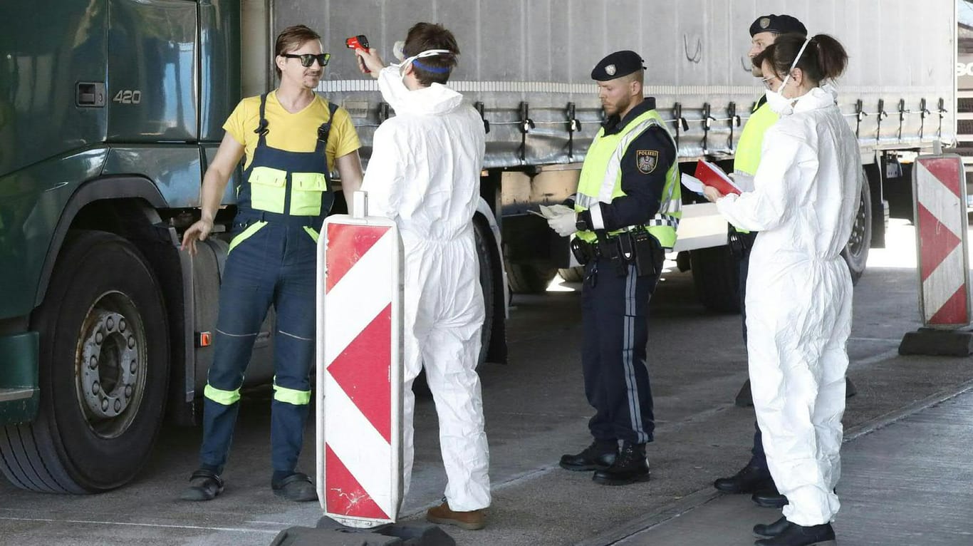 Polizisten und Mitarbeiter der Gesundheitsbehörden messen an der österreichisch-italienischen Grenze die Temperatur eines Lkw-Fahrers: Auch in Deutschland wären noch strengere Maßnahmen im Kampf gegen das Coronavirus möglich.
