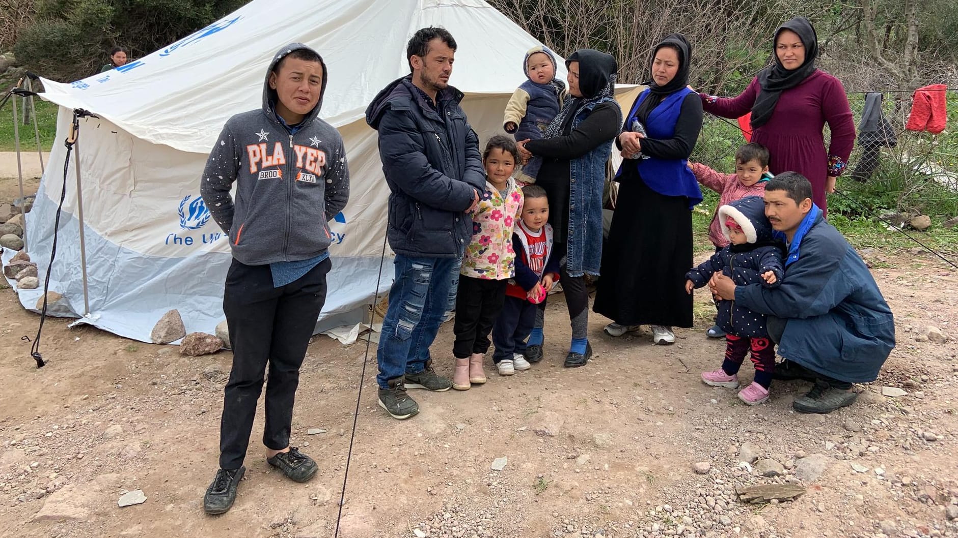 Migranten auf Lesbos: Bei Wind, Regen und Kälte harren sie hier im Norden der Insel aus.