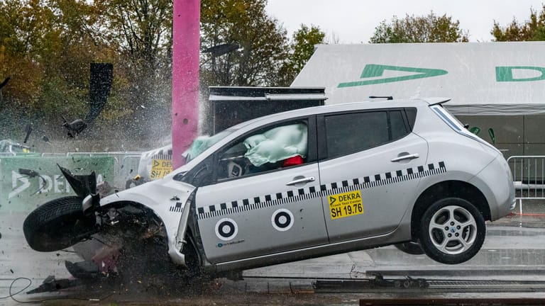 Frontal-Crash eines Nissan Leaf: Für Stromer gelten dieselben Sicherheitsanforderungen wie für Autos mit konventionellem Antrieb.