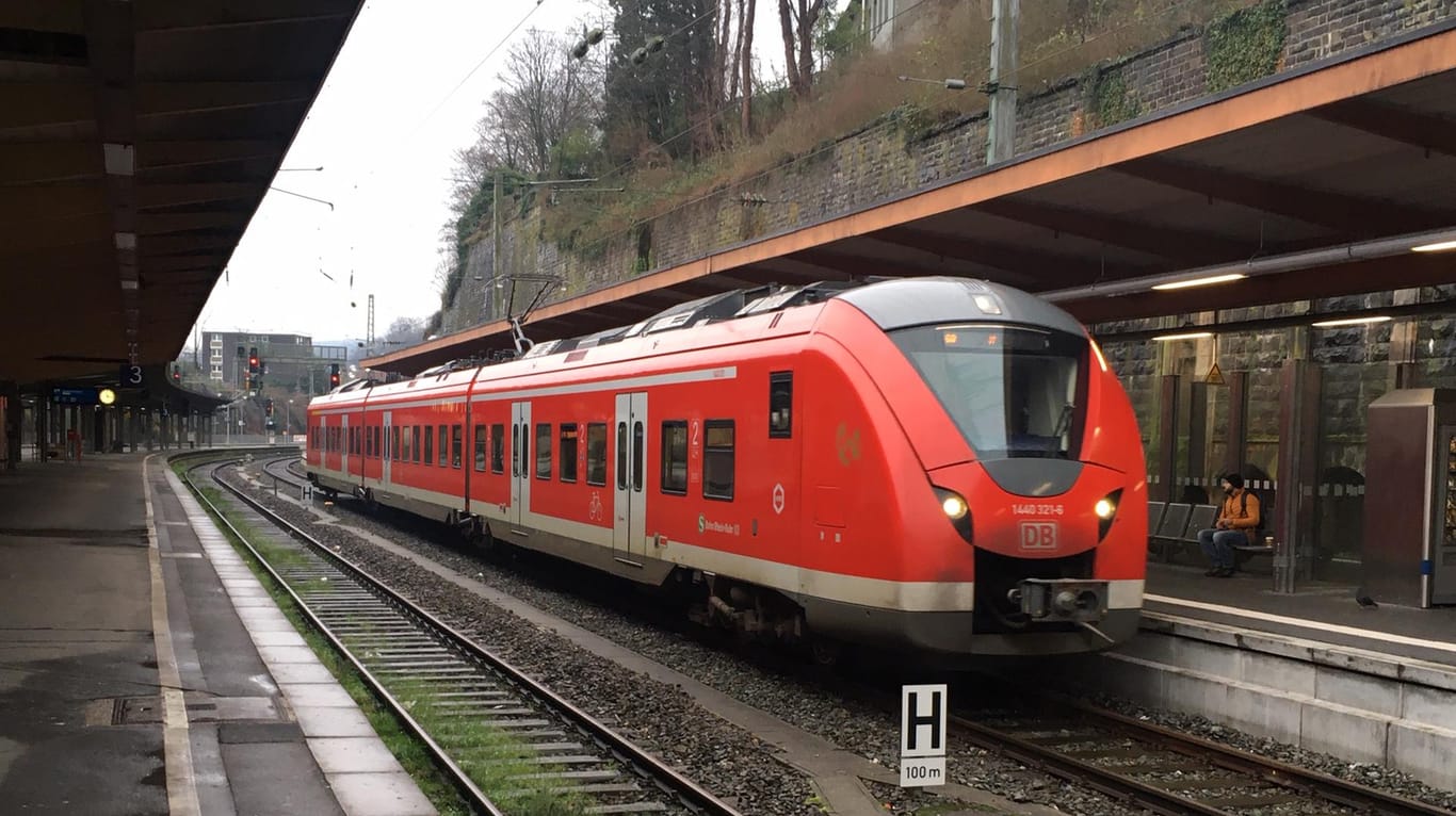 Eine Bahn fährt in den Wuppertaler Hauptbahnhof ein: Mit dem Bahnhof waren die Tester des VRR zufrieden.