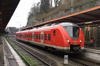 Eine Bahn fährt in den Wuppertaler Hauptbahnhof ein: Mit dem Bahnhof waren die Tester des VRR zufrieden.