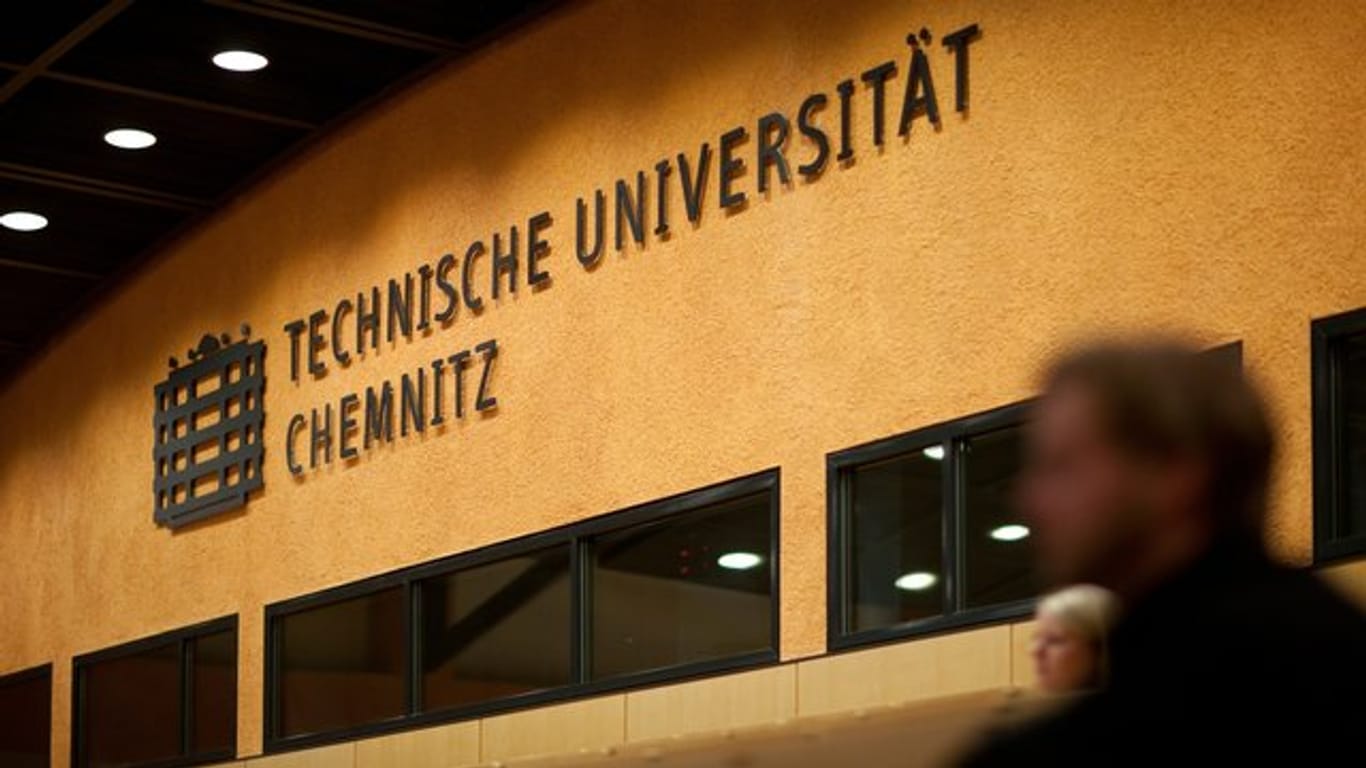 Die Technische Universität (TU) Chemnitz verschiebt wegen der Corona-Ausbreitung den Beginn des Vorlesungsbetriebs.
