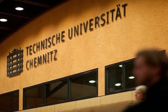 Die Technische Universität (TU) Chemnitz verschiebt wegen der Corona-Ausbreitung den Beginn des Vorlesungsbetriebs.