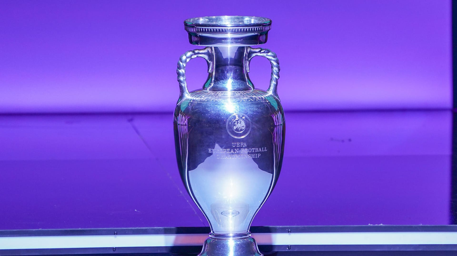 EM-Trophäe: Das Fußball-Turnier kann womöglich doch nicht im Sommer 2020 ausgespielt werden. EM-Trophäe: Das Fußball-Turnier kann womöglich doch nicht im Sommer 2020 ausgespielt werden.