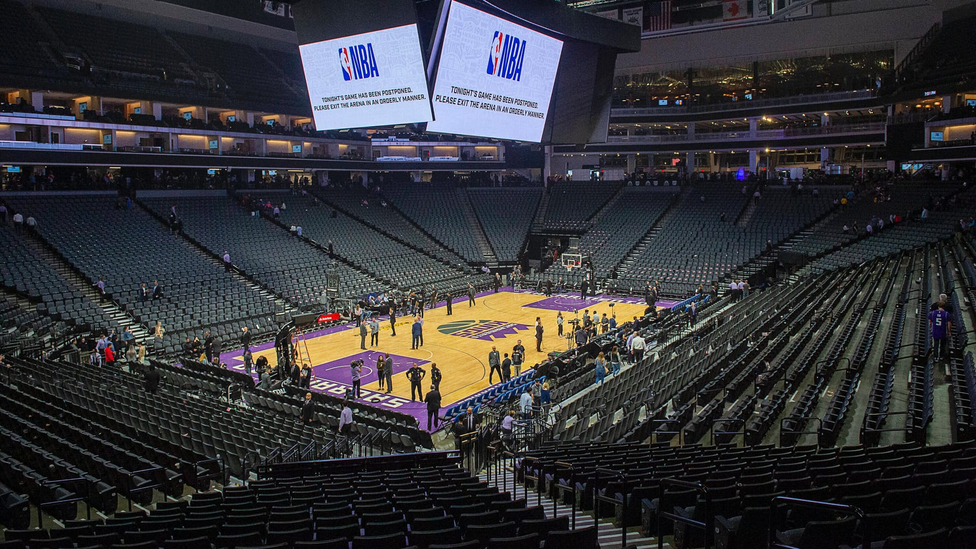 Leere Halle: In der Basketball-Liga NBA wird vorerst nicht mehr gespielt. Leere Halle: In der Basketball-Liga NBA wird vorerst nicht mehr gespielt.