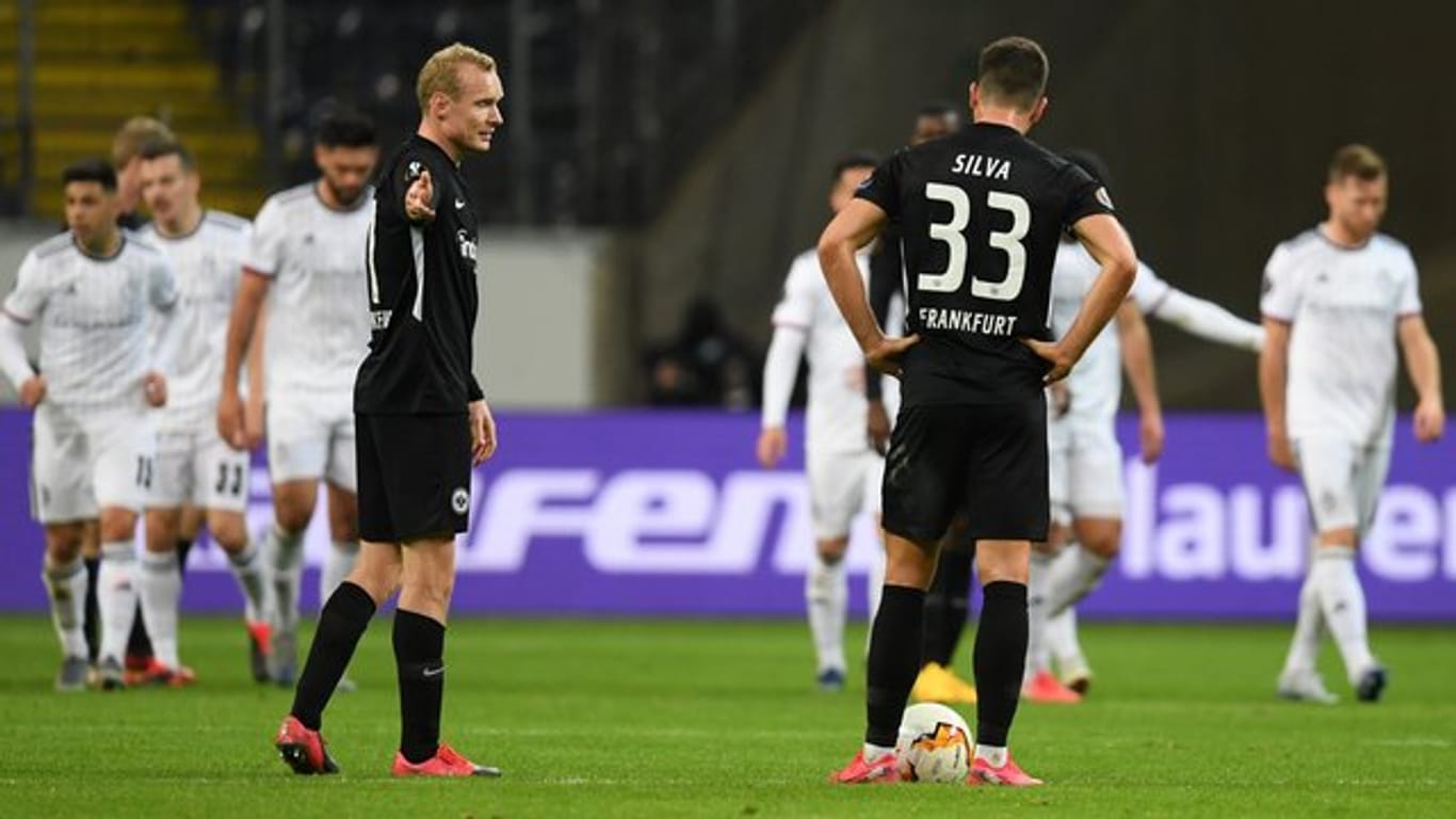 Sebastian Rode (l) und Andre Silva hatten mit Eintracht Frankfurt im Geisterspiel gegen den FC Basel das Nachsehen.