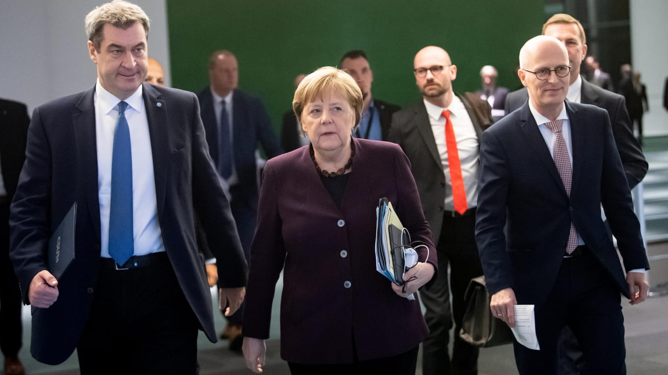 Maßnahmen gegen das Coronavirus beschlossen: Bundeskanzlerin Merkel (M.) mit Bayerns Ministerpräsident Söder (li.) und Hamburgs Erstem Bürgermeister Tschentscher.