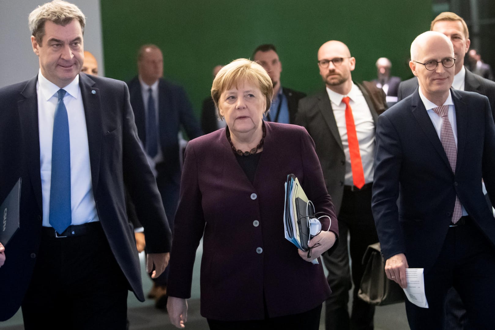 Maßnahmen gegen das Coronavirus beschlossen: Bundeskanzlerin Merkel (M.) mit Bayerns Ministerpräsident Söder (li.) und Hamburgs Erstem Bürgermeister Tschentscher.
