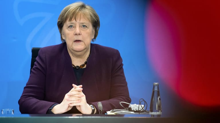 Kanzlerin Merkel am Abend: Nach einem Bund-Länder-Treffen informiert sie die Presse.