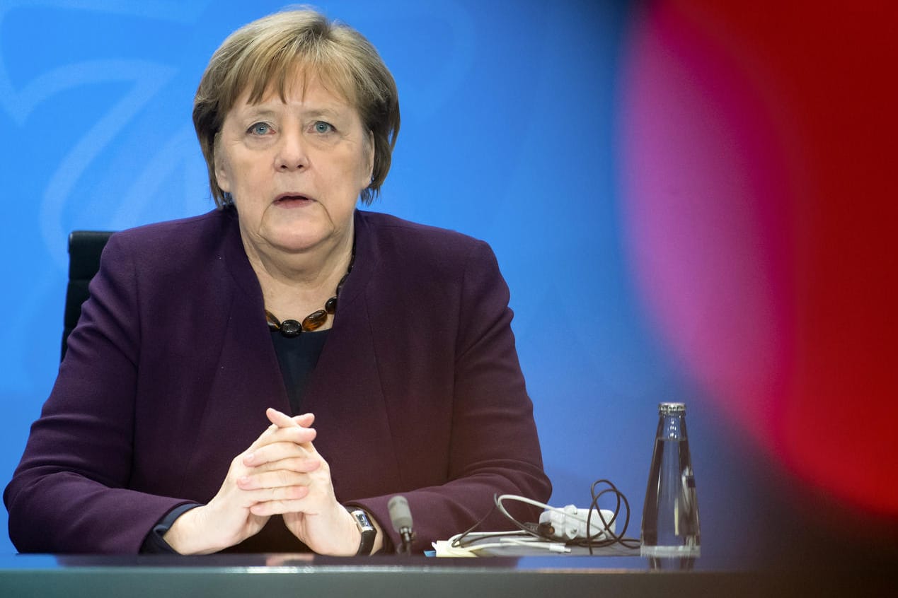 Kanzlerin Merkel am Abend: Nach einem Bund-Länder-Treffen informiert sie die Presse.