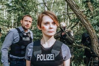 Das ungleiche Ermittlerduo Sanela Beara (Nadja Bobyleva) und Kriminalhauptkommissar Lutz Gehring (Max Riemelt).