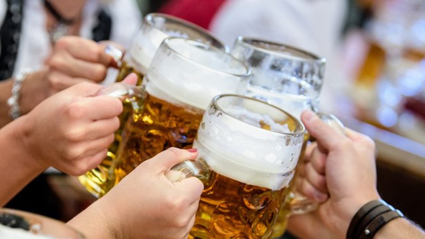 Ost- und Süddeutsche trinken einer Studie zufolge häufiger riskante Mengen Alkohol als die Menschen im Norden und Westen der Bundesrepublik.