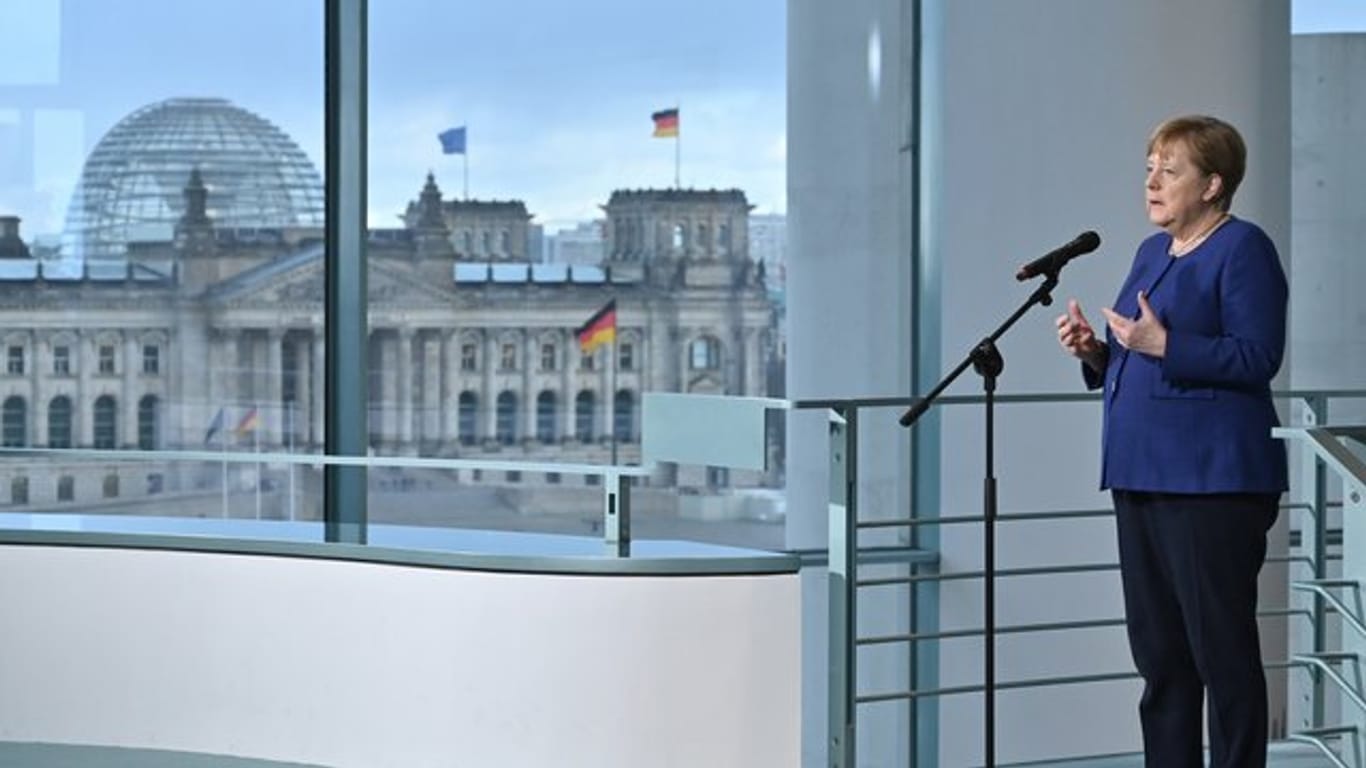 Bundeskanzlerin Angela Merkel äußert sich in Berlin zu den Folgen und Herausforderungen aufgrund des Coronavirus.