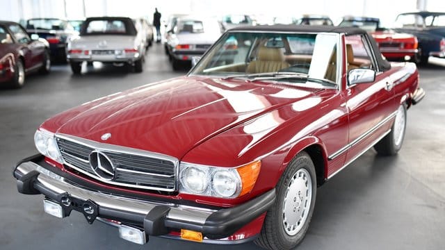 Auch bei älteren Cabrios wie diesem Mercedes 560SL mit Baujahr 1987 sollte sich das Verdeck problemlos öffnen lassen.