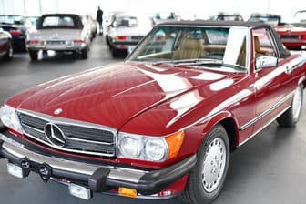 Auch bei älteren Cabrios wie diesem Mercedes 560SL mit Baujahr 1987 sollte sich das Verdeck problemlos öffnen lassen.