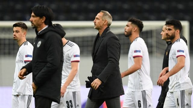 Getrübte Stimmung: Frankfurts Cheftrainer Adi Hütter (M) geht nach der 0:3-Niederlage vom Platz. Getrübte Stimmung: Frankfurts Cheftrainer Adi Hütter (M) geht nach der 0:3-Niederlage vom Platz.