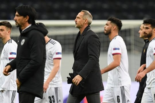 Getrübte Stimmung: Frankfurts Cheftrainer Adi Hütter (M) geht nach der 0:3-Niederlage vom Platz.