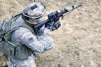 Ein US-Soldat bei einer Übung: Die USA üben Vergeltung für einen Angriff, bei dem Soldaten ums Leben gekommen sind. (Symbolfoto)