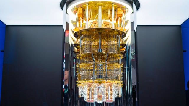 Ein IBM-Quantencomputer der Serie "Q System One". Ein IBM-Quantencomputer der Serie "Q System One".