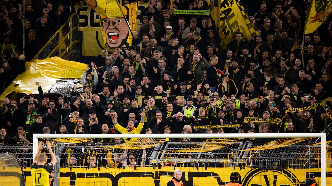 BVB-Fans auf der Südtribüne: Fans von Borussia Dortmund fordern weitere Spielabsagen.