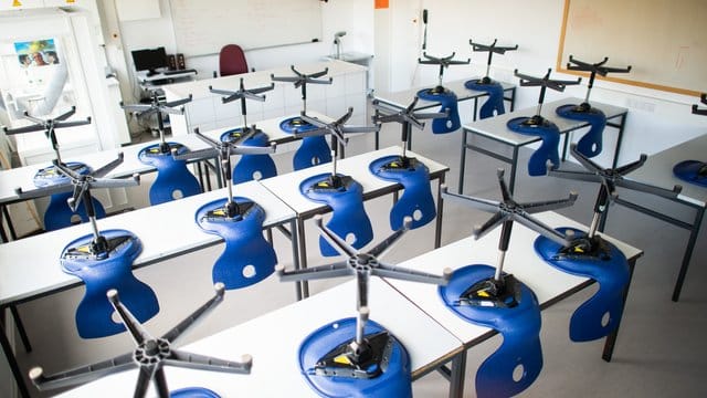 Geschlossen: Ein leeres Klassenzimmer im Carolus-Magnus-Gymnasium im Landkreis Heinsberg (NRW), der besonders stark vom Coronavirus getroffen wurde. Geschlossen: Ein leeres Klassenzimmer im Carolus-Magnus-Gymnasium im Landkreis Heinsberg (NRW), der besonders stark vom Coronavirus getroffen wurde.