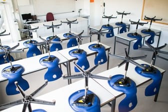 Geschlossen: Ein leeres Klassenzimmer im Carolus-Magnus-Gymnasium im Landkreis Heinsberg (NRW), der besonders stark vom Coronavirus getroffen wurde.