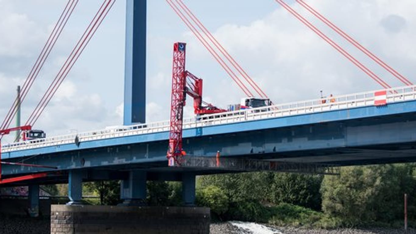 Bauprüfer kontrollieren die Norderelbbrücke: Am Wochenende finden hier Sanierungsarbeiten statt.