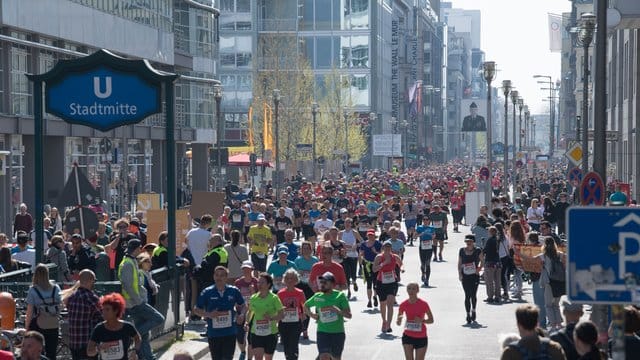 Beim Berliner Halbmarathon laufen Teilnehmer über die Friedrichstraße: Wegen des Coronavirus fällt die beliebte Laufveranstaltung aus.
