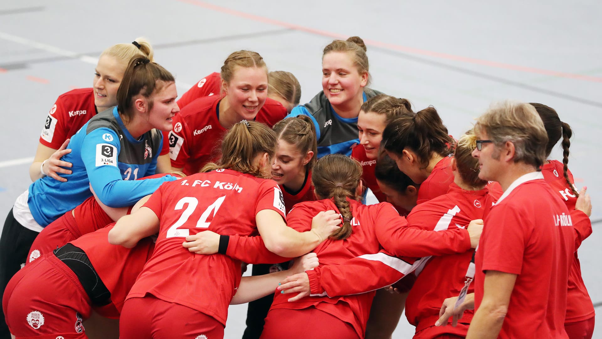 Die Handball-Damen des 1. FC Köln bilden einen Kreis: Auch ihr Spiel gegen den 1. FSV Mainz 05 II ist von Absagen betroffen.