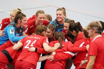 Die Handball-Damen des 1. FC Köln bilden einen Kreis: Auch ihr Spiel gegen den 1. FSV Mainz 05 II ist von Absagen betroffen.