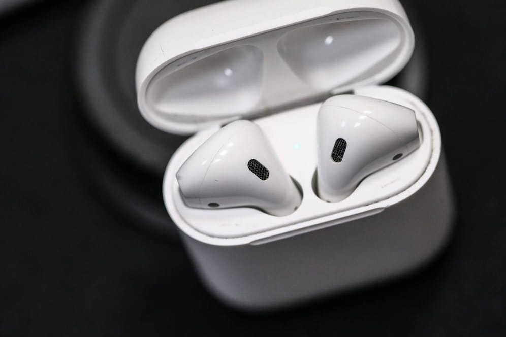 Apple AirPods in einem Ladecase: Bei Lidl gibt es die "True-Wireless-Kopfhörer" ab dem 12. März im Angebot.