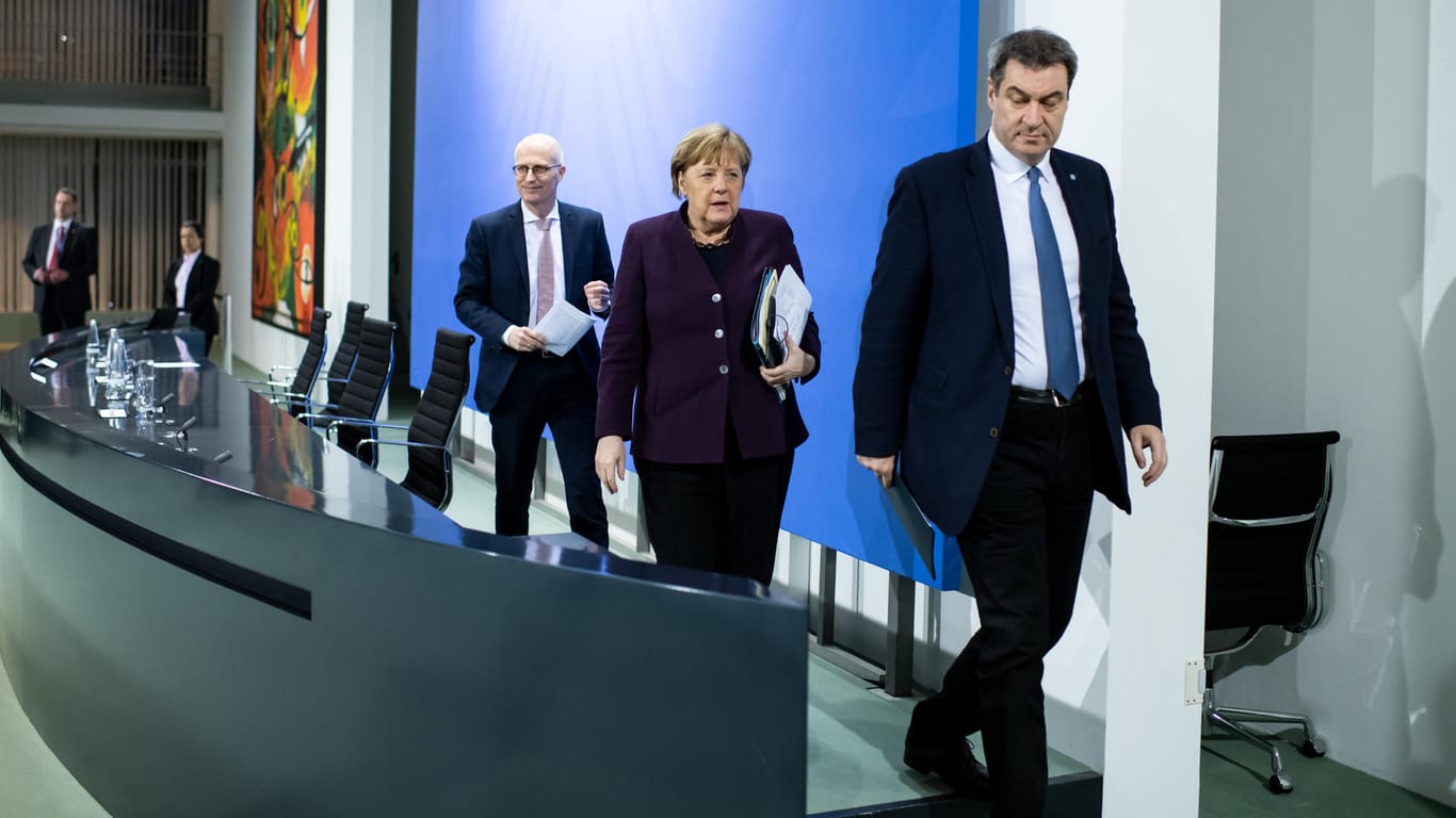 Nach der Pressekonferenz zur Corona-Krise: Bundeskanzlerin Angela Merkel verabschiedet Bayerns Ministerpräsident Markus Söder mit den Worten "Tschüssi, mach's gut und see you."