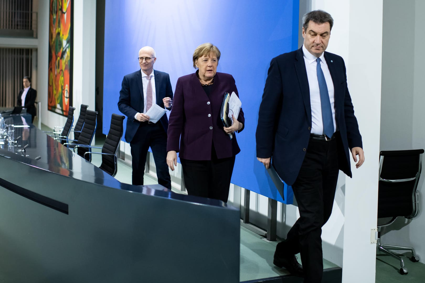 Nach der Pressekonferenz zur Corona-Krise: Bundeskanzlerin Angela Merkel verabschiedet Bayerns Ministerpräsident Markus Söder mit den Worten "Tschüssi, mach's gut und see you."