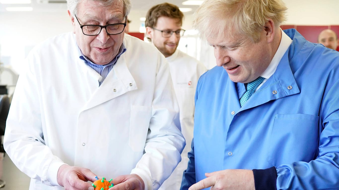 Premierminister Boris Johnson in einem Virenlabor: "Schlimmste Gesundheitskrise in einer Generation."