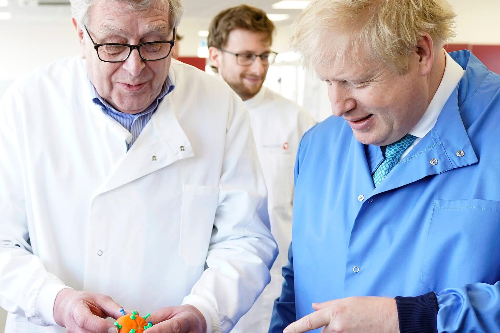 Premierminister Boris Johnson in einem Virenlabor: "Schlimmste Gesundheitskrise in einer Generation."