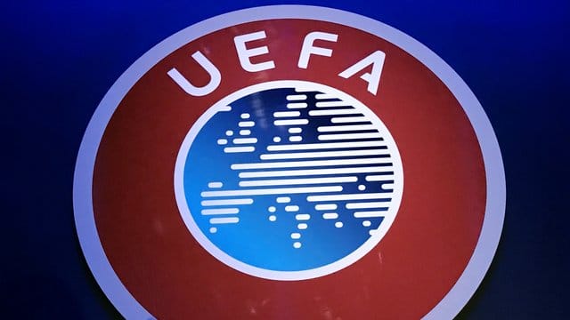 Die UEFA hat den Spielbetrieb im Fußball-Europapokal vorerst gestoppt.