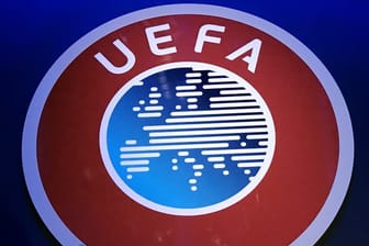 Die UEFA hat den Spielbetrieb im Fußball-Europapokal vorerst gestoppt.