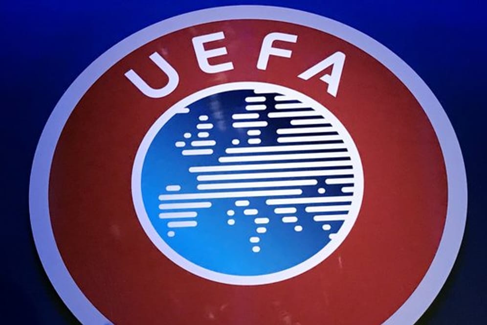 Die UEFA hat den Spielbetrieb im Fußball-Europapokal vorerst gestoppt.