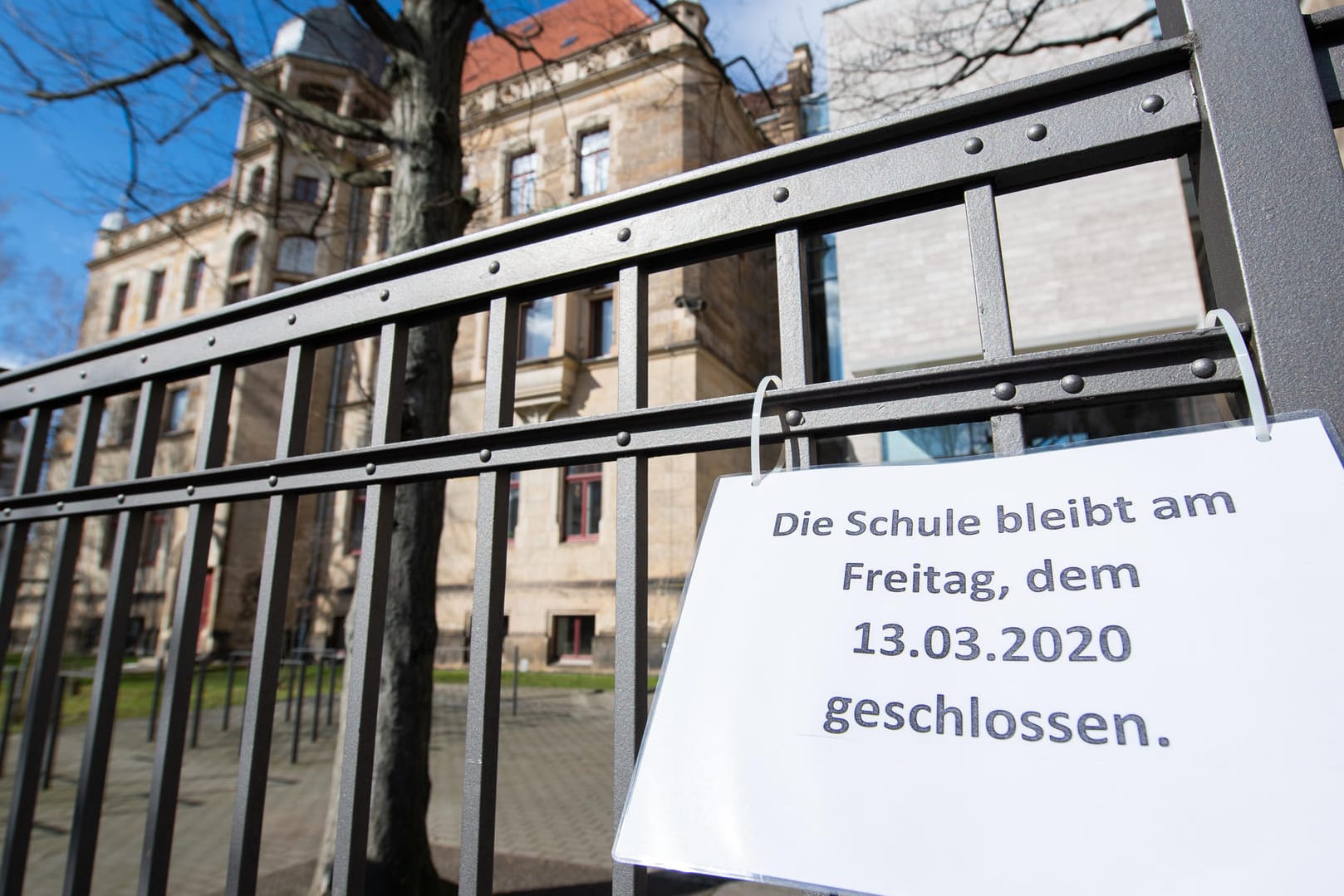 Ein Schild mit der Aufschrift "Die Schule bleibt am Freitag, dem 13.03.2020 geschlossen": In Deutschland bleiben Schule und Kitas einige Wochen geschlossen, um das Coronavirus einzudämmen.