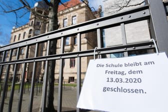 Ein Schild mit der Aufschrift "Die Schule bleibt am Freitag, dem 13.03.2020 geschlossen": In Deutschland bleiben Schule und Kitas einige Wochen geschlossen, um das Coronavirus einzudämmen.
