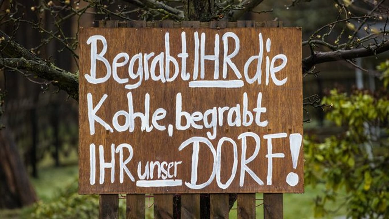 Protest in Mühlrose in der Lausitz: "Begrabt Ihr die Kohle, begrabt Ihr unser Dorf".