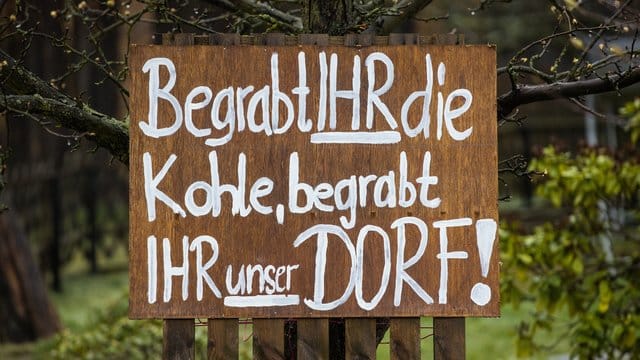 Protest in Mühlrose in der Lausitz: "Begrabt Ihr die Kohle, begrabt Ihr unser Dorf". Protest in Mühlrose in der Lausitz: "Begrabt Ihr die Kohle, begrabt Ihr unser Dorf".