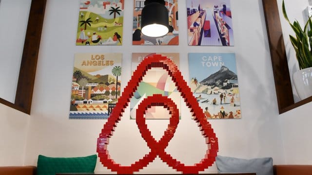 Der Apartment-Vermittler Airbnb ist zum Ende des vergangenen Geschäftsjahres laut einem Medienbericht noch tiefer in die Miesen geraten. Der Apartment-Vermittler Airbnb ist zum Ende des vergangenen Geschäftsjahres laut einem Medienbericht noch tiefer in die Miesen geraten.