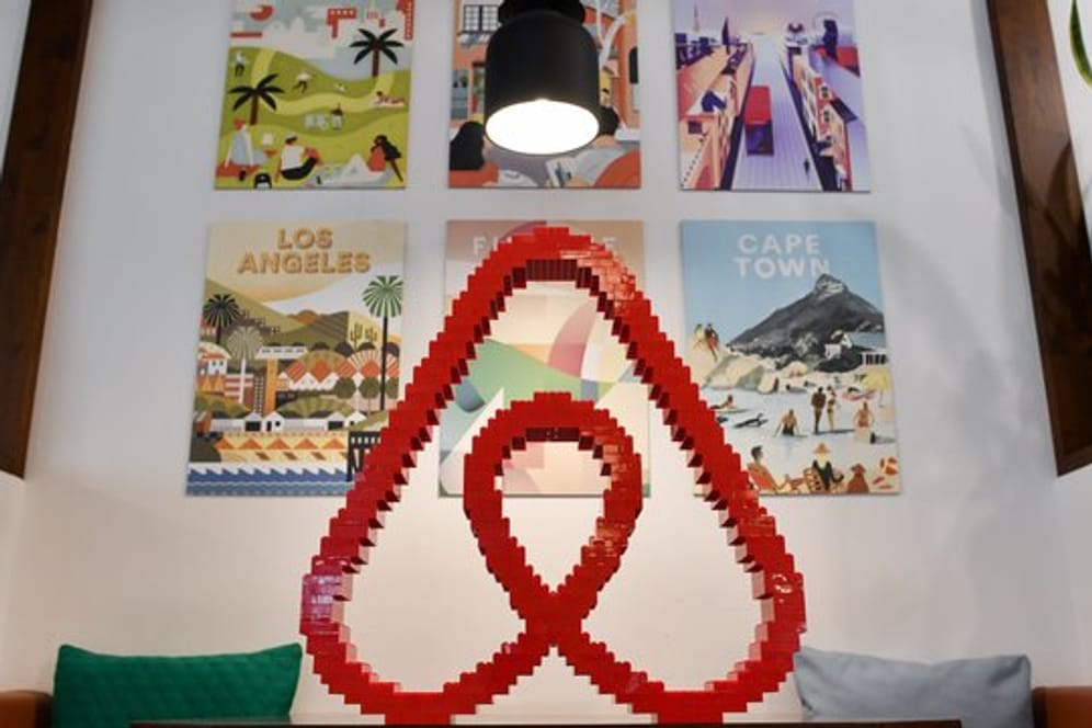Der Apartment-Vermittler Airbnb ist zum Ende des vergangenen Geschäftsjahres laut einem Medienbericht noch tiefer in die Miesen geraten.
