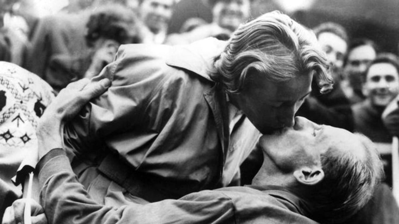 Emil Zatopek gibt seiner Frau Dana Zatopkova nach seinem Olympiasieg im Marathon 1952 in Helsinki einen Kuss.