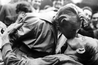 Emil Zatopek gibt seiner Frau Dana Zatopkova nach seinem Olympiasieg im Marathon 1952 in Helsinki einen Kuss.