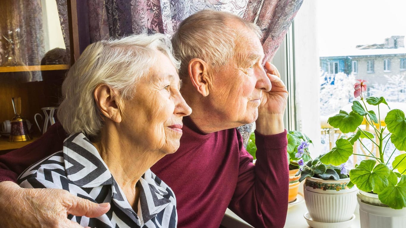 Blick aus dem Fenster: Trotz Eigenheim muss laut Studie ein Drittel der Rentner jede Ausgabe abwägen.