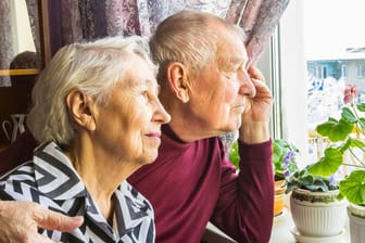 Blick aus dem Fenster: Trotz Eigenheim muss laut Studie ein Drittel der Rentner jede Ausgabe abwägen.