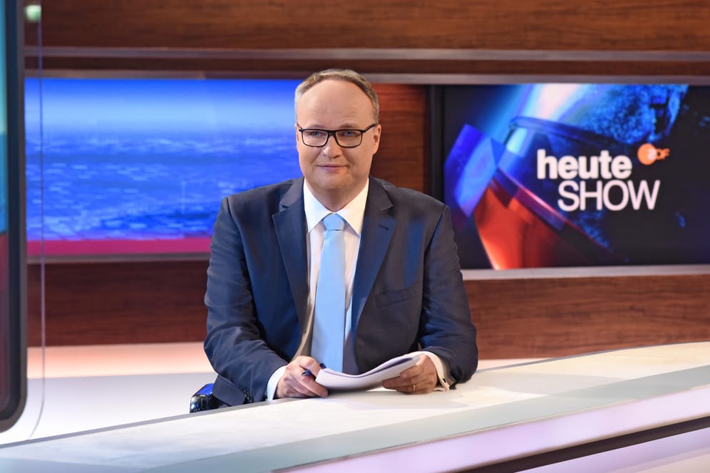 "heute-Show": Oliver Welke wird künftig vor leerer Kulisse moderieren. Ob Lachkonserven eingespielt werden, gibt das ZDF nicht bekannt.